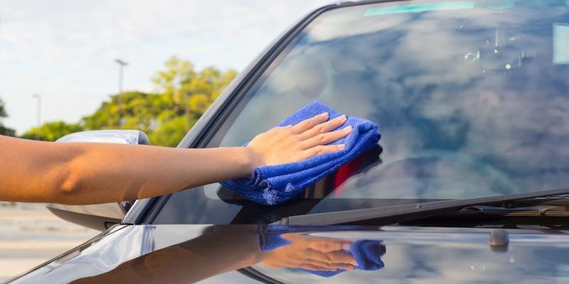 چگونه شیشه خودرو را بدون خراش تمیز کنیم؟
