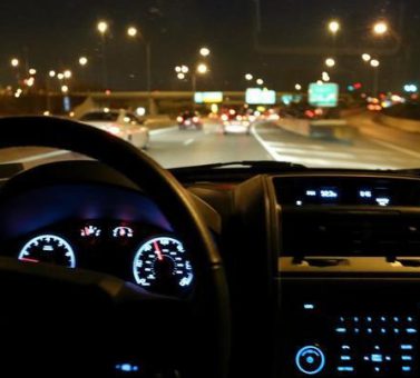 یک راننده ایمن باشید: 5 نکته برای رانندگی در اواخر شب