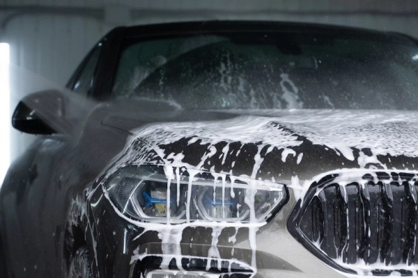 نقش شوینده‌های متعادل از نظر pH در detailing خودرو